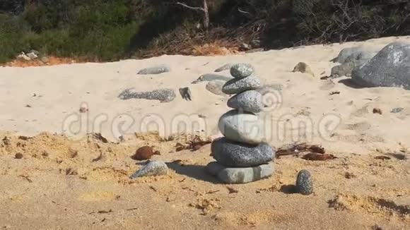 在海滩上堆放了禅石关闭视野视频的预览图