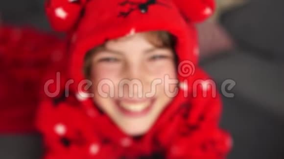 平安夜圣诞假期一个穿着红睡衣穿着鹿的蓝眼小男孩的照视频的预览图