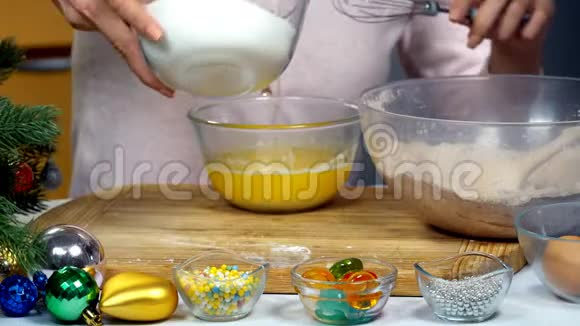 女人把鸡蛋和糖混在一起做圣诞饼干视频的预览图