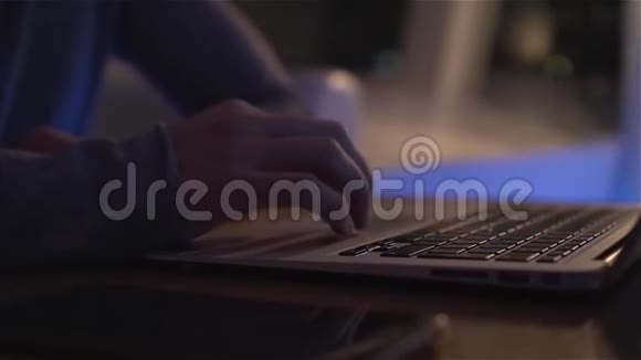 男性夜间工作笔记本电脑视频的预览图