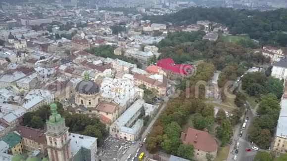 乌克兰老城利沃夫深秋无人机从上面射击著名的历史景点如视频的预览图