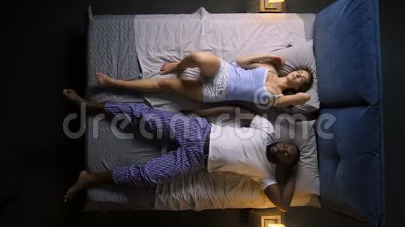 在床上打鼾的男人和恼怒的妻子视频的预览图