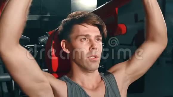 运动员在健身房里抽肌肉运动健身生活方式美容理念拍摄于电影摄影机视频的预览图