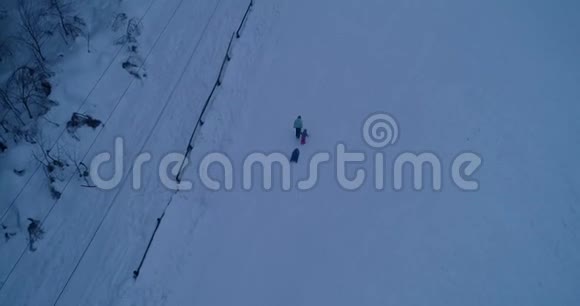 妈妈和女儿去滑雪视频的预览图