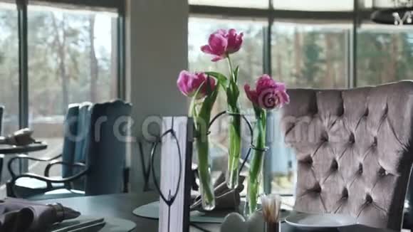 用餐巾纸和餐具在餐厅用餐餐桌上的鲜花视频的预览图