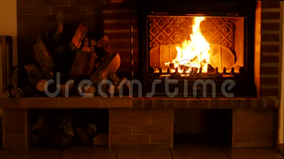 燃烧的壁炉背景为设计新年祝福圣诞节视频的预览图