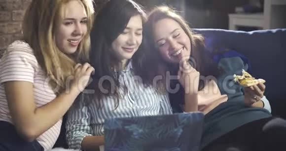 三个女孩在家庭聚会上看电影友谊关系聚会千禧理念拍摄红色4k12位视频的预览图