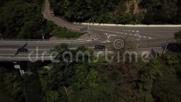 桥上交通鸟瞰图两条行车道视频的预览图