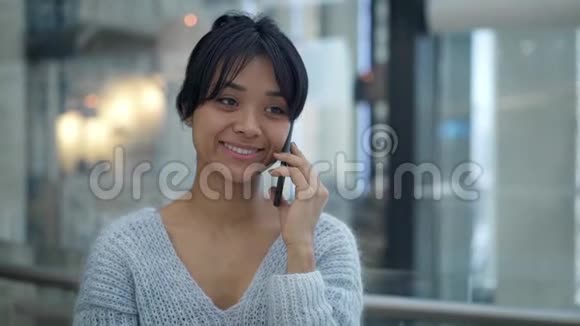 潘文石拍摄慢镜头亚洲女性笑在电话边走视频的预览图