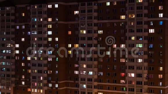 住宅楼宇夜间窗户的时间间隔立面图视频的预览图