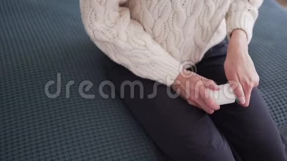 疾病季节一个年轻的女人正在家里治疗打开一包感冒药坐在床上特写视频的预览图