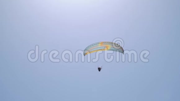 降落伞在阳光下飞行视频的预览图