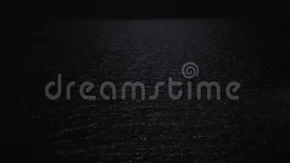 漆黑的夜晚宁静的大海视频的预览图
