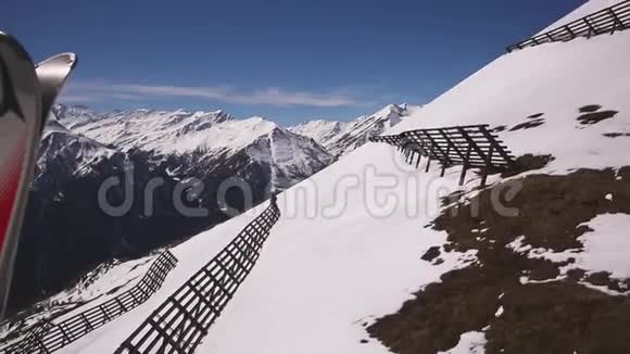 冬季从奥地利滑雪区阿尔卑斯山的升降椅上观看视频的预览图
