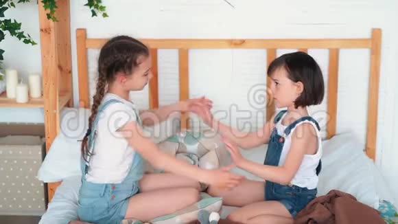 两个小女孩在争吵后和解拥抱握手慢动作视频的预览图