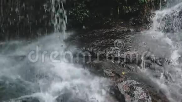 山级联野瀑布泰国度假视频的预览图