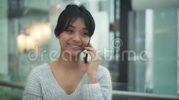 潘文石拍摄慢镜头亚洲女性笑在电话边走视频的预览图
