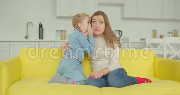 可爱的小女孩在家和妈妈分享秘密视频的预览图