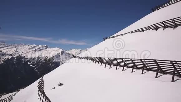 冬季从奥地利滑雪区阿尔卑斯山的升降椅上观看视频的预览图