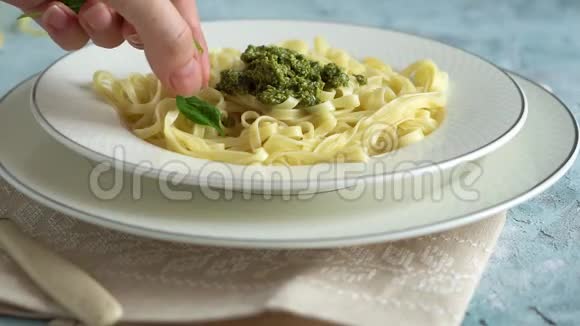 厨师偷了一盘带有菠菜叶子的意大利面视频HD慢速运动视频的预览图