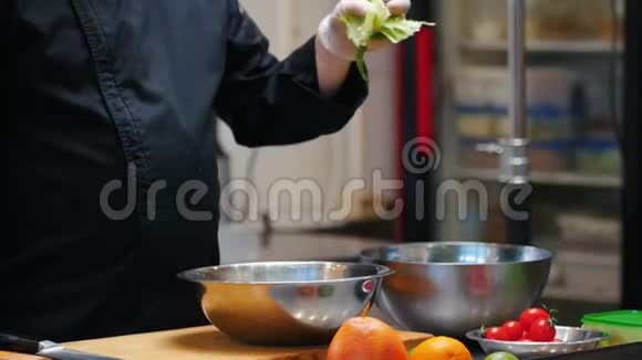 厨房厨师做沙拉把沙拉叶放进深盘里视频的预览图