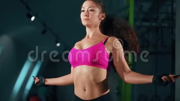 体育运动中的美丽女子跳绳运动体育健身生活方式美容理念视频的预览图