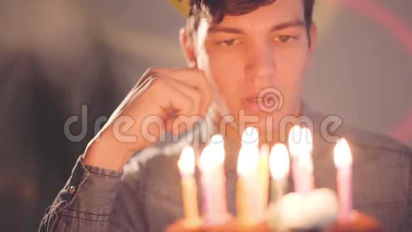 肖像帅哥吹着蛋糕上的蜡烛那个孤独的人有生日聚会庆祝概念视频的预览图