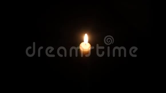 双手在黑暗中举起燃烧的蜡烛视频的预览图