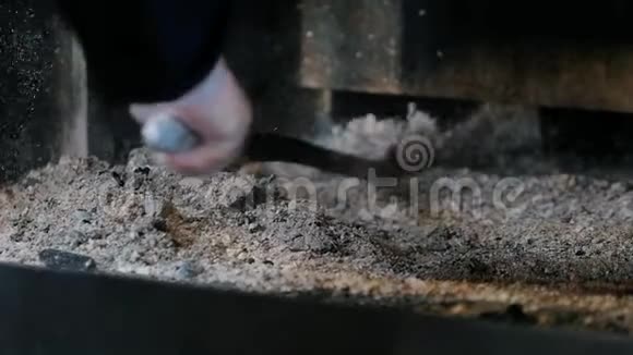一个人做饭后从灰烬中清理烤箱视频的预览图