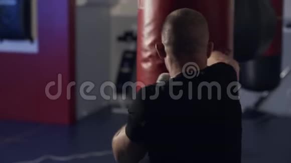 后视拳手在拳击袋上打得很慢视频的预览图
