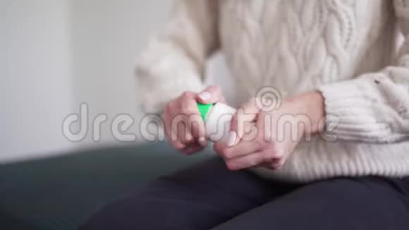 一个女人打开一罐药把一粒药丸倒进她的手掌并服用抗生素感冒流感季节不健康视频的预览图