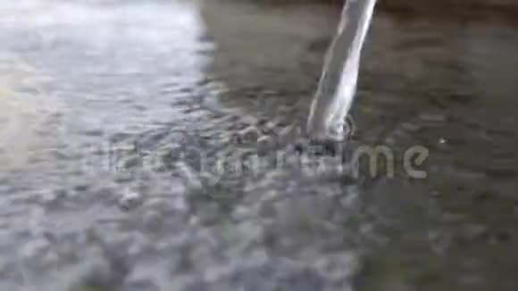 从水龙头滴水视频的预览图