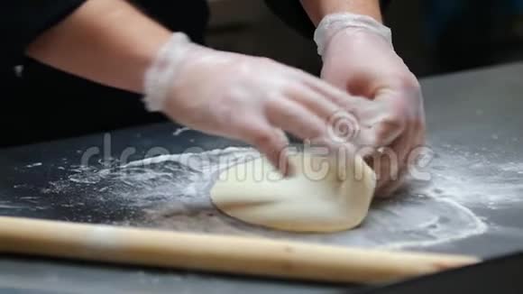 厨房一个做面团的人把它翻过来用手放平视频的预览图