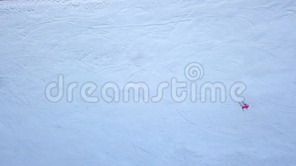人们沿着平坦的斜坡滑雪4KUHD视频240fps2160p视频的预览图