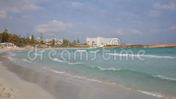 塞浦路斯著名的尼西海滩白天的强烈绿松石波视频的预览图