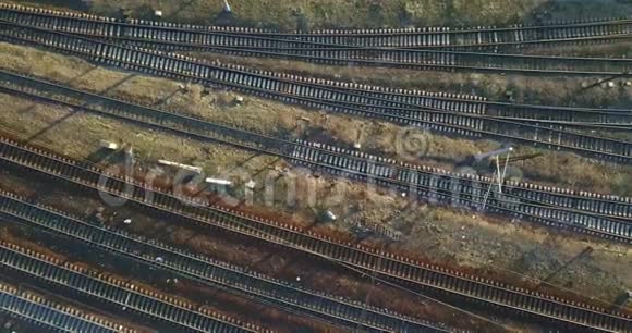铁路轨道线与火车车厢道路与过往的汽车4K视频240fps2160p视频的预览图