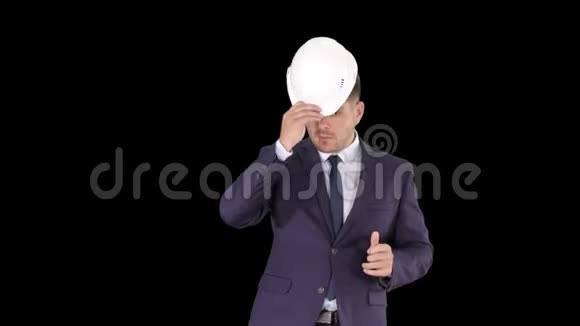 穿西装的建筑工人戴安全帽安全概念阿尔法通道视频的预览图