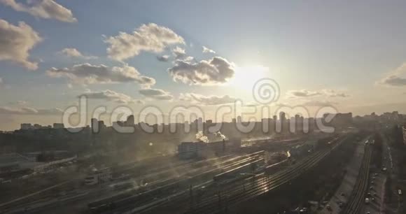 现代城市铁路和汽车逆天而过4K视频240fps2160p视频的预览图