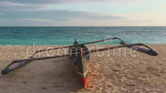 皮艇在温暖的沙滩上菲律宾长滩岛视频的预览图
