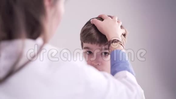 医生在7岁男孩颈部触诊淋巴结体检视频的预览图