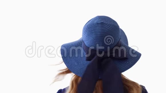 女人戴着蓝色的帽子白色的背景视频的预览图