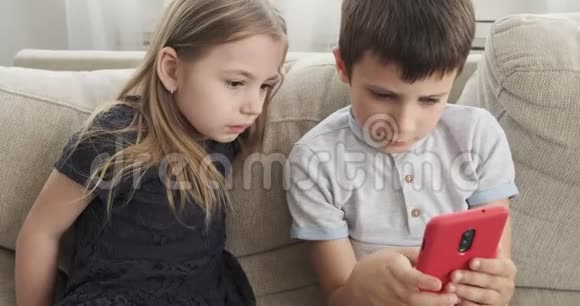 小孩子玩手机游戏视频的预览图