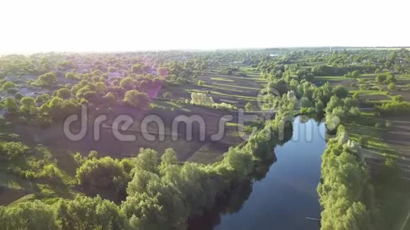 在春天阳光明媚的日子里看到河田和一个小村庄4K视频240fps2160p视频的预览图