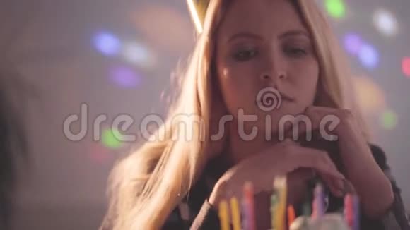 孤独悲伤的女孩坐在小蛋糕前面没有点燃蜡烛不快乐的女人有生日聚会概念视频的预览图