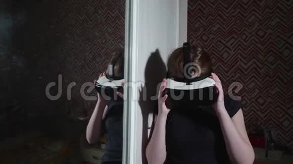 白种人女孩脱下VR眼镜和耳机与释放视频的预览图