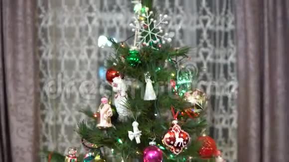 摄像机远离装饰好的圣诞树圣诞节假期房间里装饰着新的视频的预览图