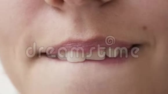 女人自然的嘴唇特写咬唇亲吻视频的预览图