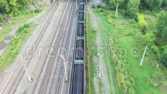 煤火车的鸟瞰图无人机的观点视频的预览图