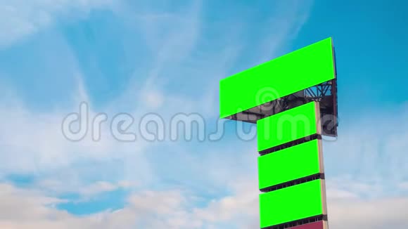 时间表四块空白的绿色广告牌和蓝天上移动的白云视频的预览图
