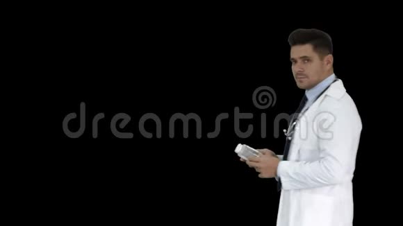 临床医生男医生展示药物药物和与相机交谈阿尔法频道视频的预览图